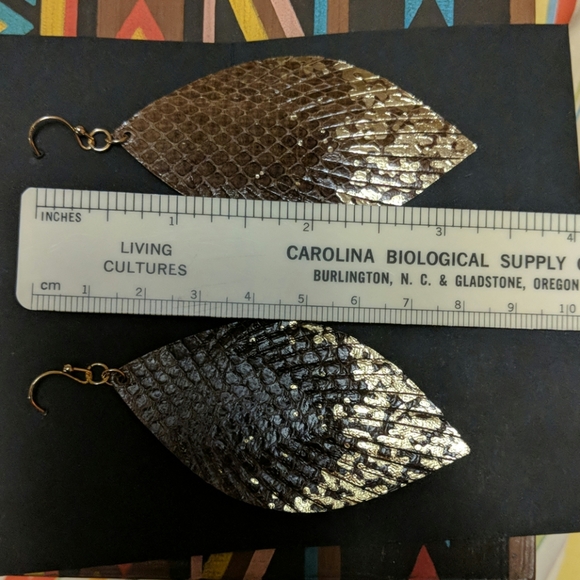 Leather feather shape with scale design - Picture 3 of 3